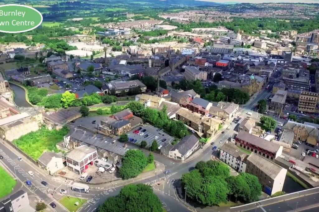 Pomfret House, 3 Bedrooms, Burnley Central, Contractors And Groups First Choice, Free Parking Exterior foto